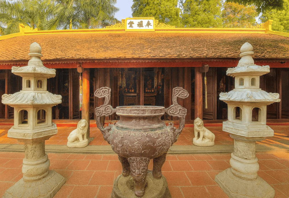 Connecting the Front and Upper Houses, this spiritual space symbolizes the bridge between devotion and enlightenment